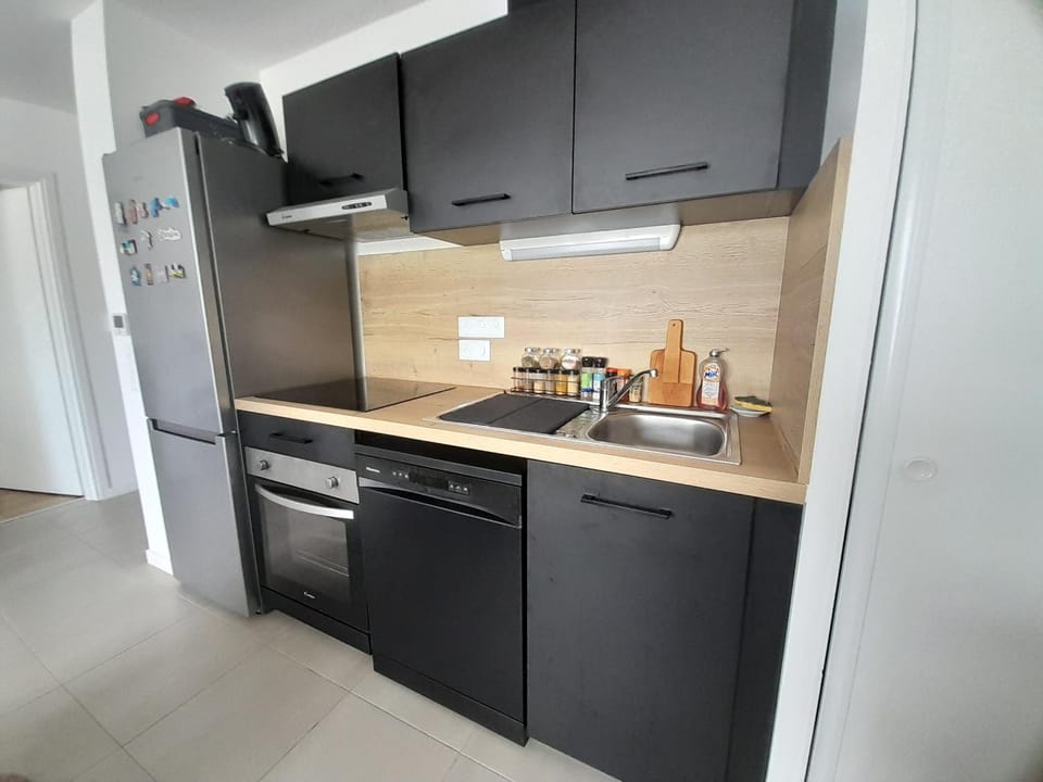 T2 moderne avec terrasse ensoleillée et parking au centre d'Anglet, proche des plages - FR-1-239-1063 Apartment in Anglet