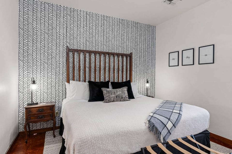 Meadows Farmhouse & Cottage - Hot Tub & Fire Pit House in Fredericksburg