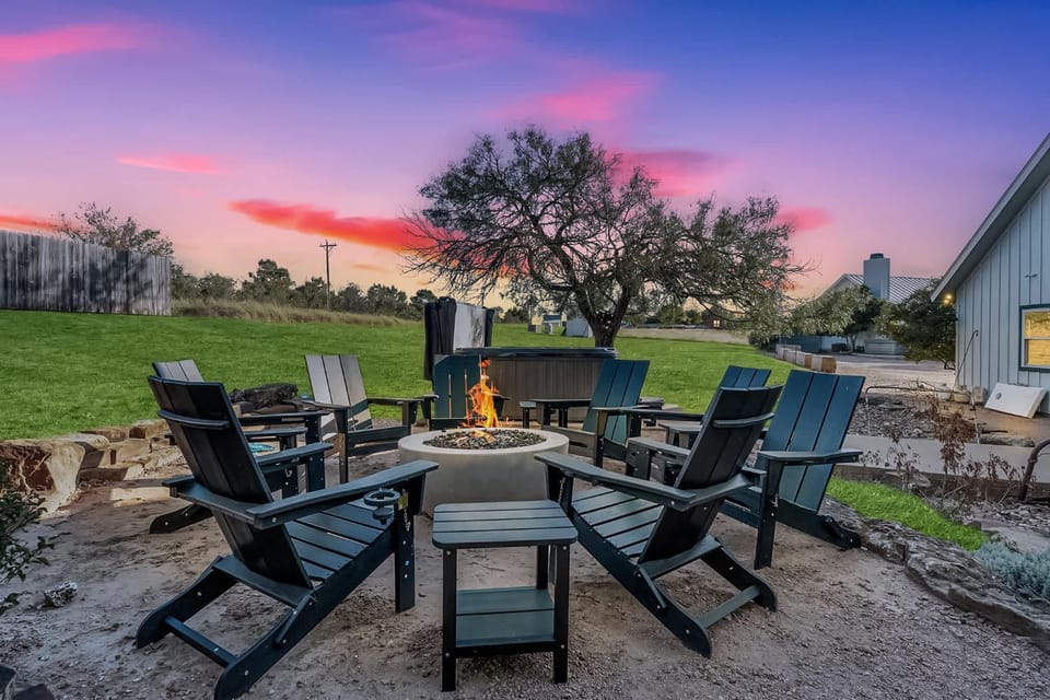 Meadows Farmhouse & Cottage - Hot Tub & Fire Pit House in Fredericksburg