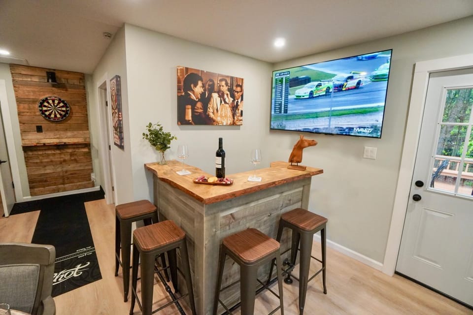 Rustic Poconos Ranch w Game Room House in Coolbaugh Township