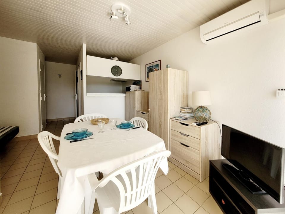 Studio cabine avec terrasse, accès direct plage, WIFI, clim, parking privé - 4 pers. - FR-1-794-149 Cabin in Canet-en-Roussillon