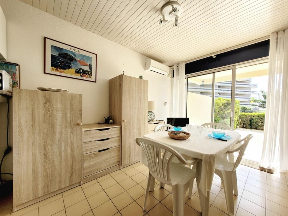 Studio cabine avec terrasse, accès direct plage, WIFI, clim, parking privé - 4 pers. - FR-1-794-149 Cabin in Canet-en-Roussillon