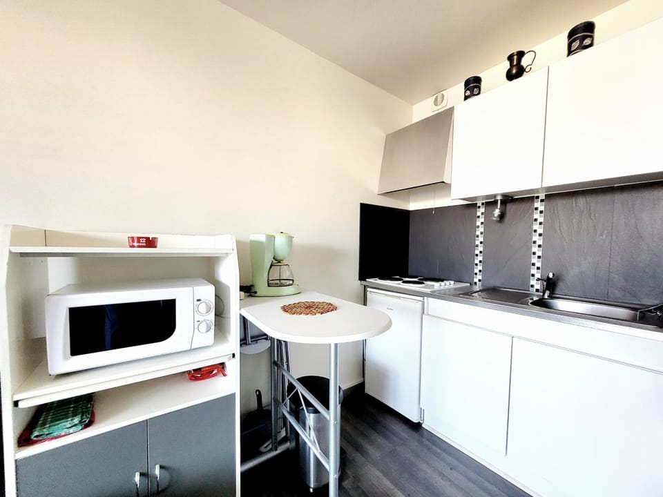 Studio Cabine Moderne RDC - Terrasse - Parking - Proche Plage - FR-1-794-140 Cabin in Canet-en-Roussillon