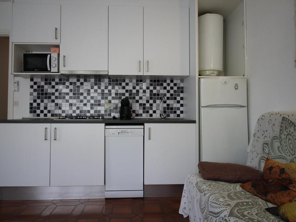 Apartamento céntrico a 20m de la playa del Puerto con TV, aire acondicionado y terraza - ES-228-189 Apartment in Alt Empordà