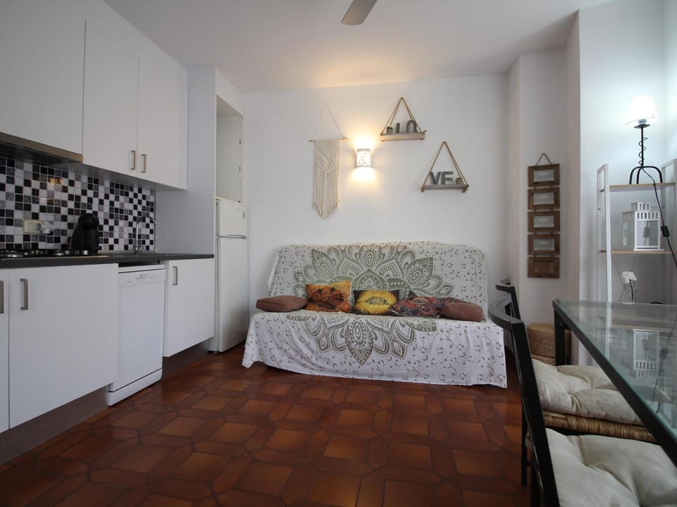 Apartamento céntrico a 20m de la playa del Puerto con TV, aire acondicionado y terraza - ES-228-189 Apartment in Alt Empordà