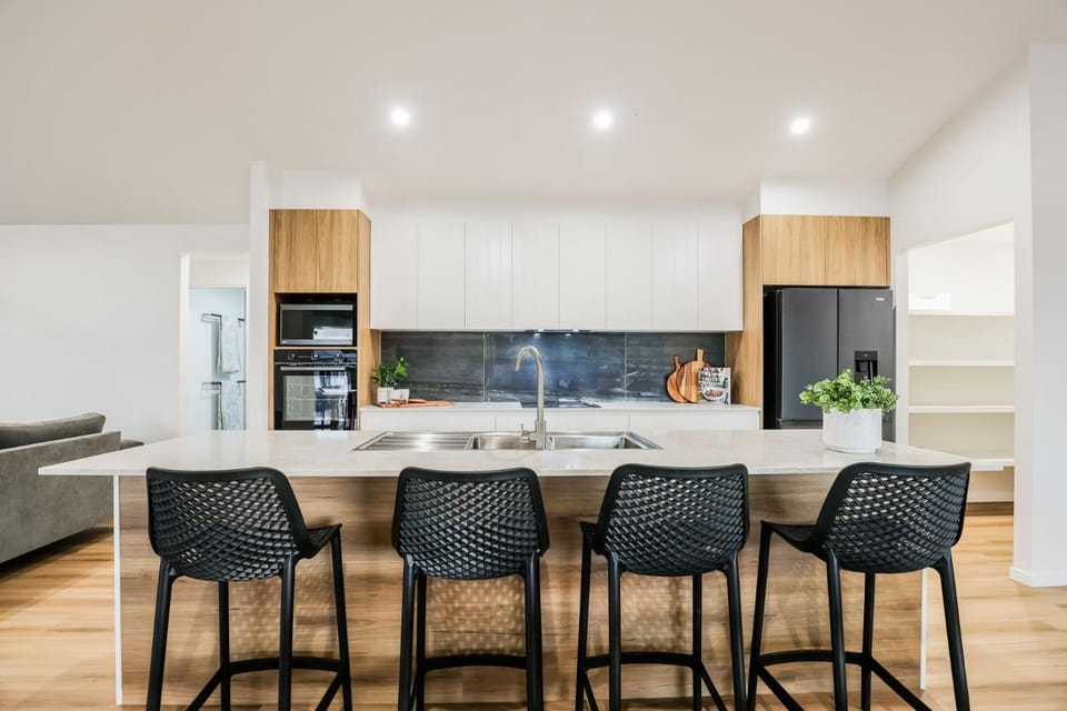 Kitchen or kitchenette, Dining area, oven