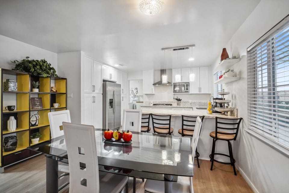 Cozy single story 2 bdrm family home near the BLVD House in Lancaster