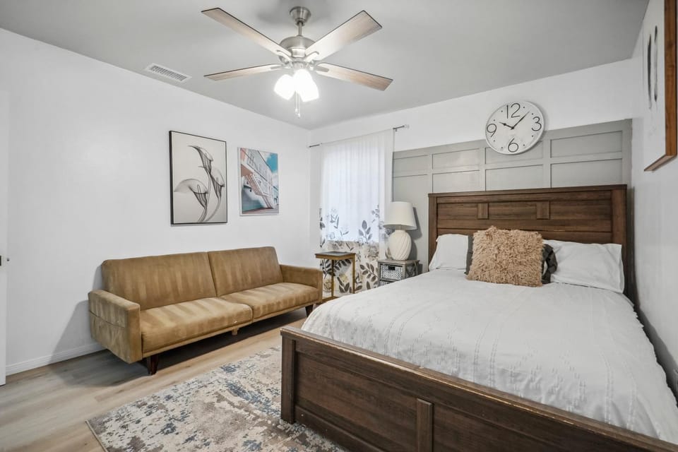 Cozy single story 2 bdrm family home near the BLVD House in Lancaster