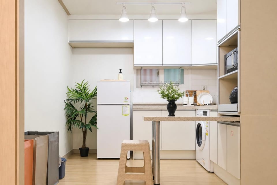 Kitchen or kitchenette, Dining area, minibar, stove