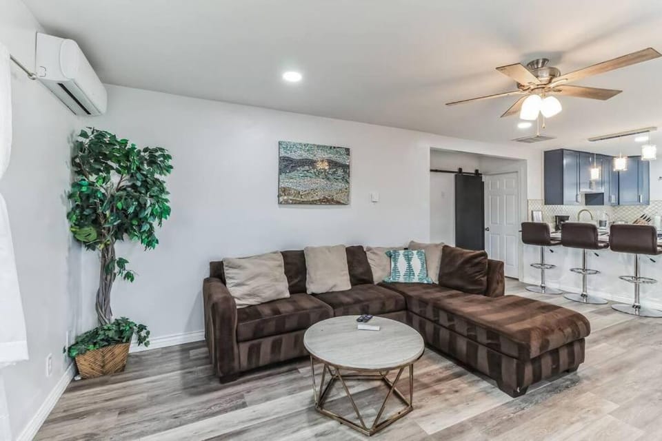 Modern City Ranch 3 bdrm Family Home Access by Dirt Road House in Palmdale