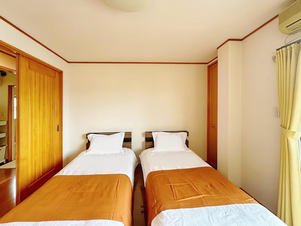 Bed, Photo of the whole room, Bedroom, air conditioner