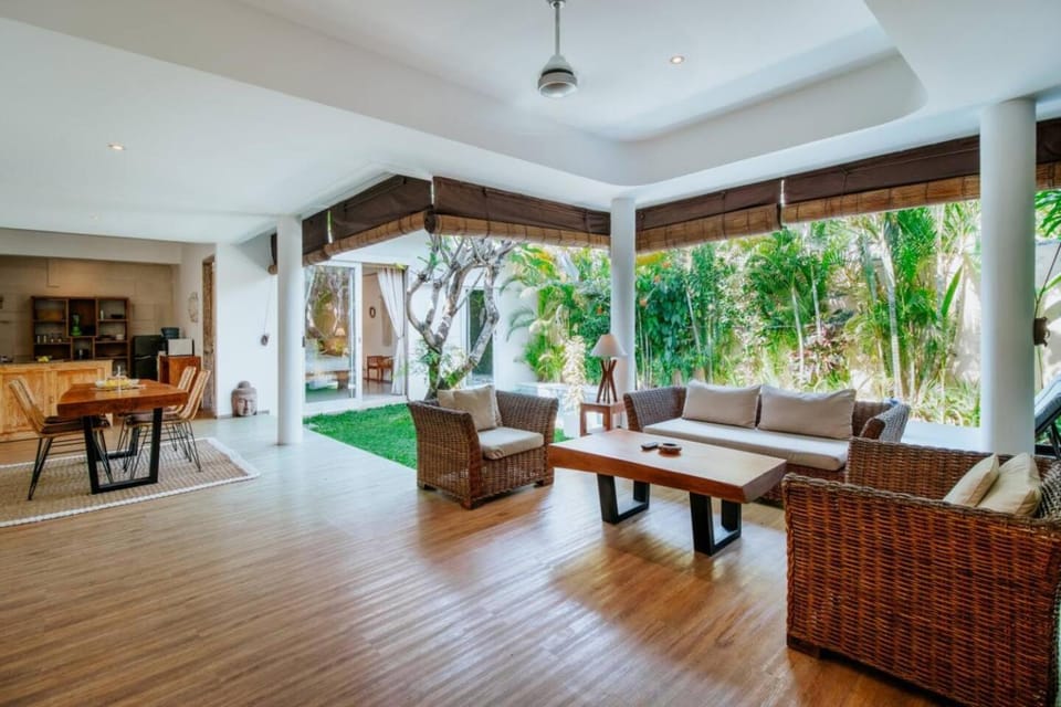 Cozy & Private 1 Bed Pool Villa in Trendy Umalas Villa in North Kuta