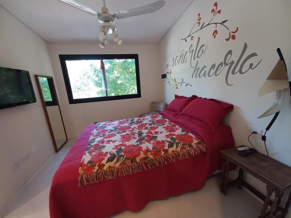 Bed, TV and multimedia, Photo of the whole room, Bedroom