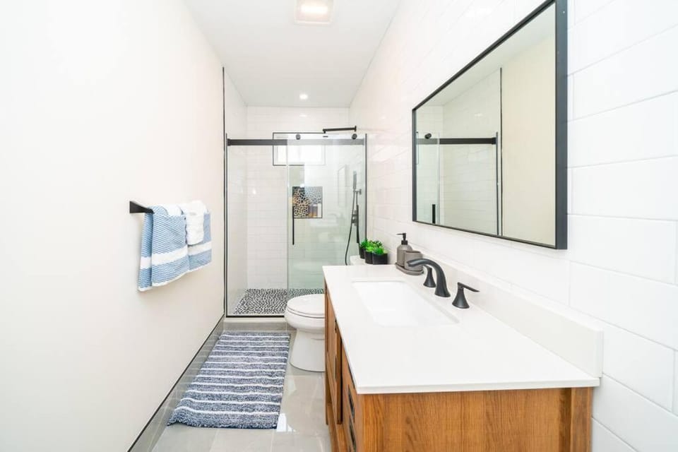 Bright & Spacious 4BR & 2BA Boston Apt - Bathtub, Free Parking near Red Line 802 Apartment in Quincy