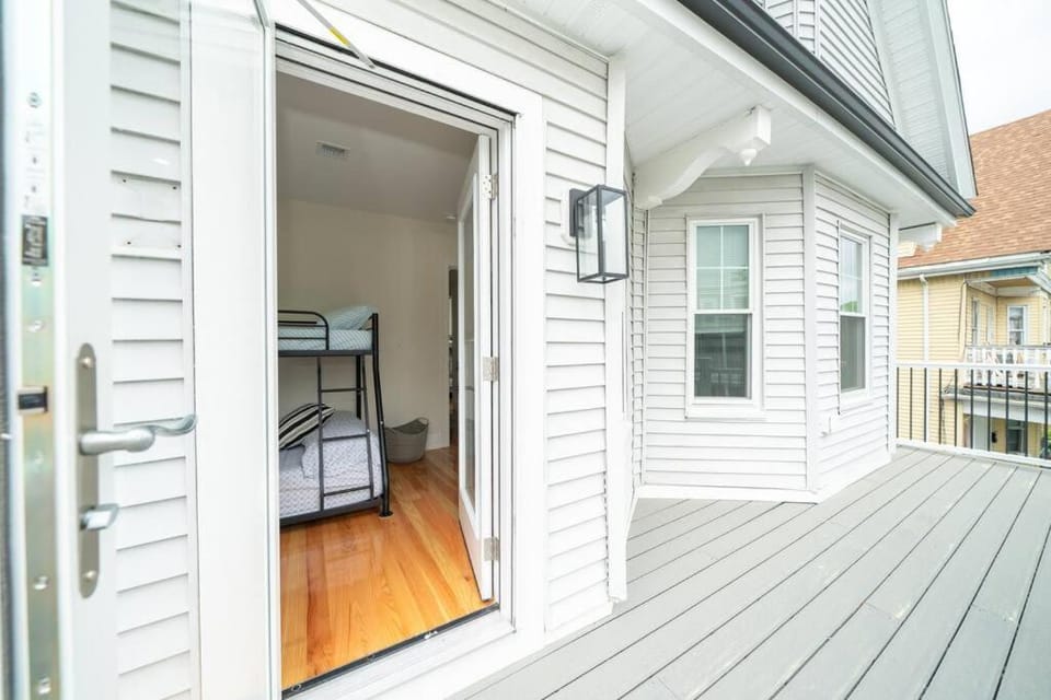 Bright & Spacious 4BR & 2BA Boston Apt - Bathtub, Free Parking near Red Line 802 Apartment in Quincy