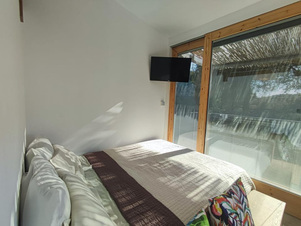 Bed, TV and multimedia, Bedroom