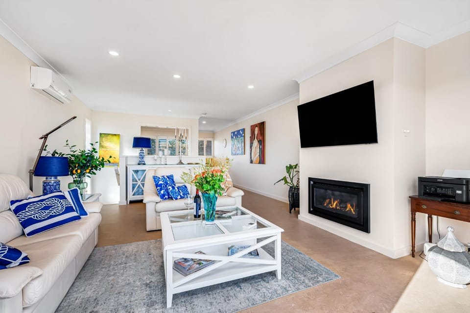 TV and multimedia, Living room, fireplace
