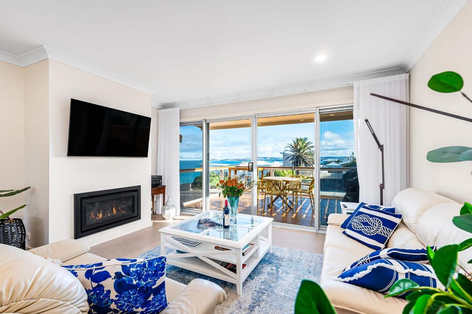 TV and multimedia, Living room, Seating area, Sea view