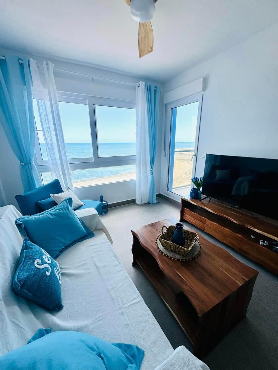 TV and multimedia, Living room, Seating area, Sea view