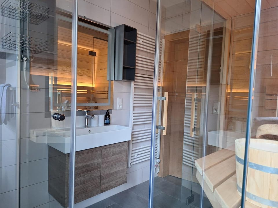 Shower, Sauna, Bathroom, towels