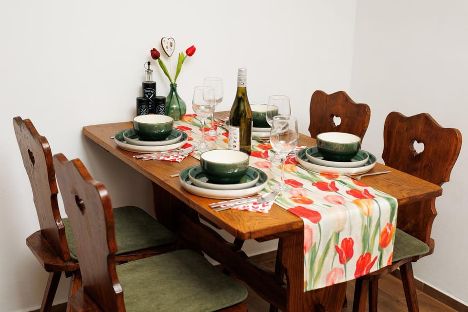 Food and drinks, Dining area, Food, Drinks, Alcoholic drinks