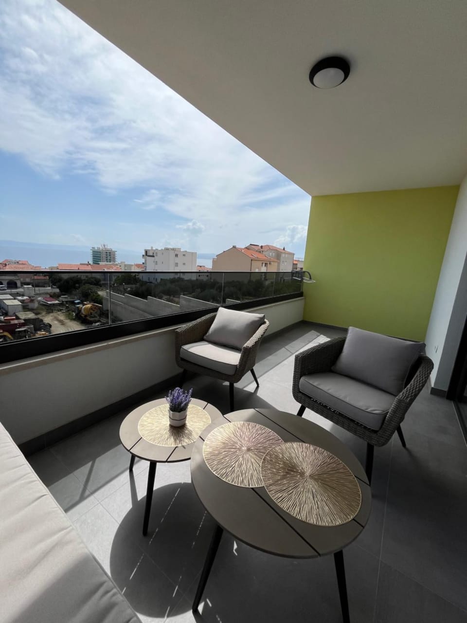 Day, Seating area