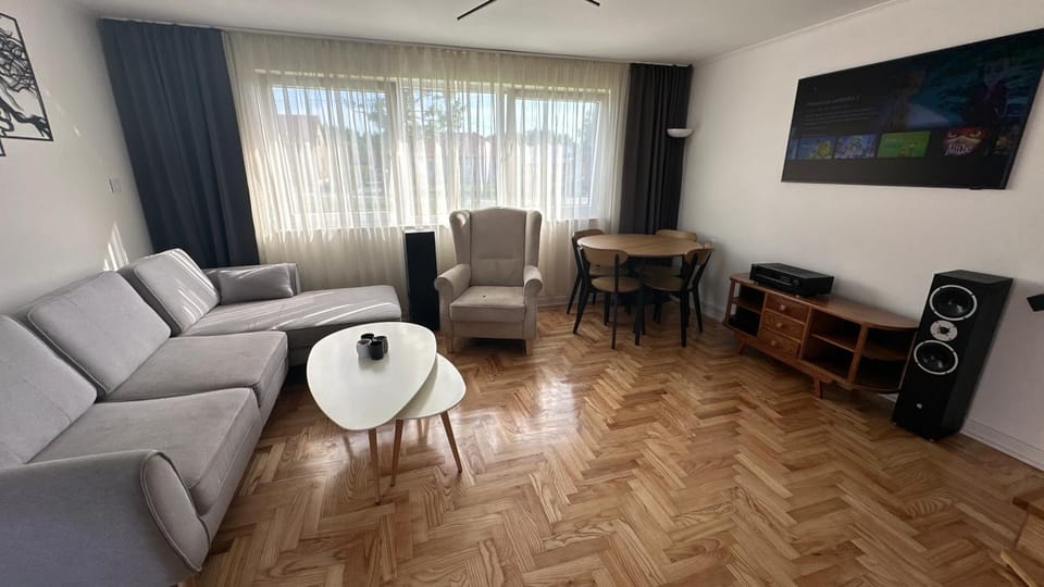 Communal lounge/ TV room, TV and multimedia, Living room, Seating area, Evening entertainment