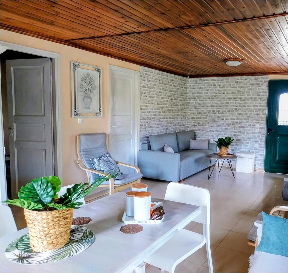 Menƴ's Azure Escape House in Evros, Greece
