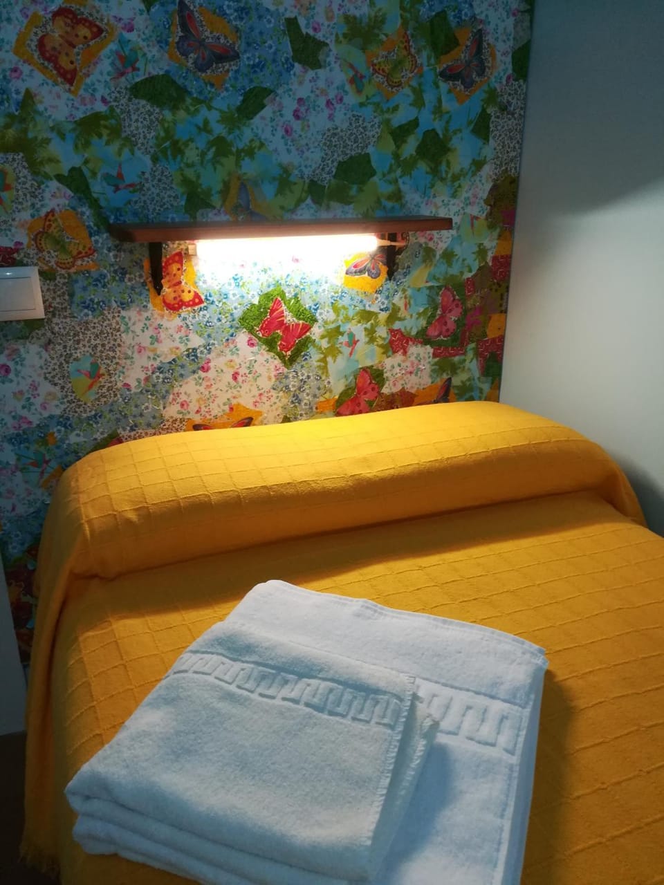 Bed, Bedroom, towels