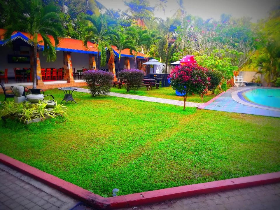 Restaurant/places to eat, Garden, Swimming pool