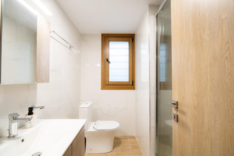 Shower, Toilet