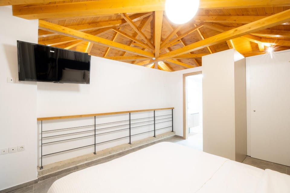 Bed, TV and multimedia, Evening entertainment, Bedroom