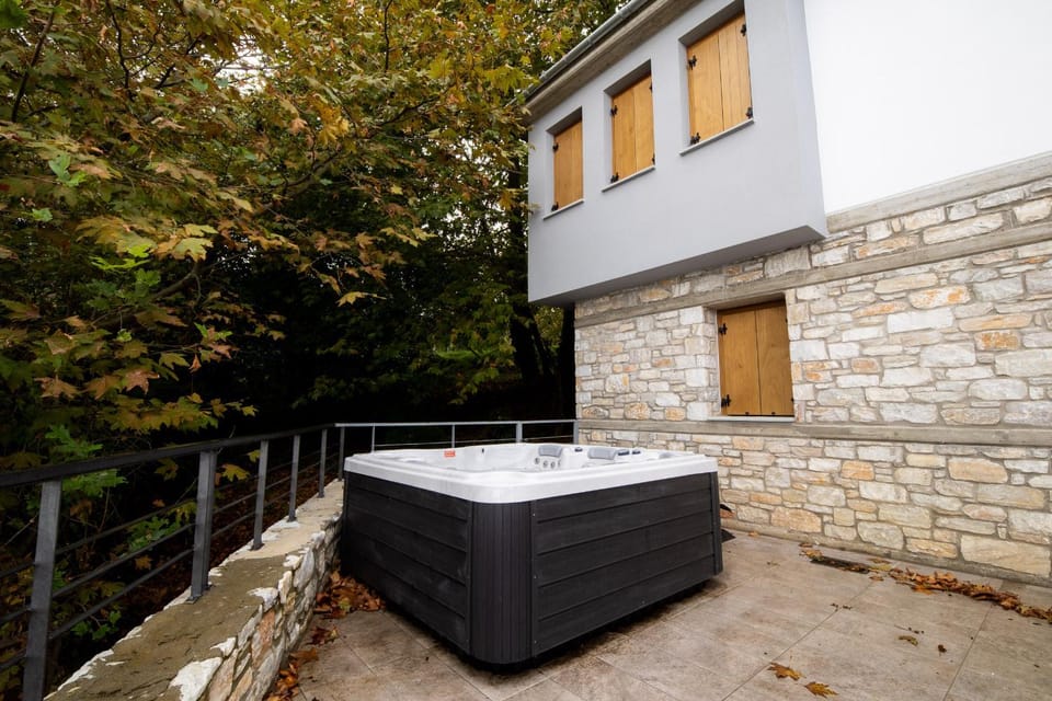 Property building, Hot Tub