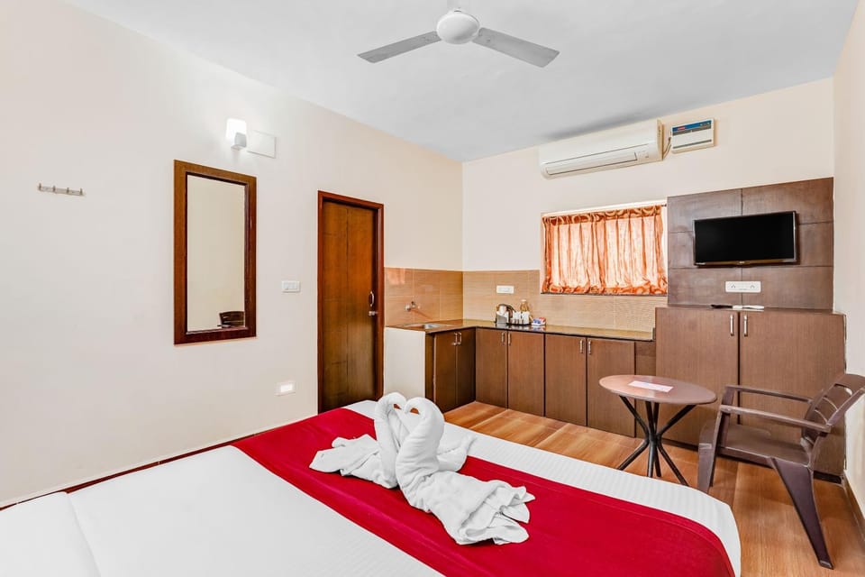Restaurant/places to eat, Bed, TV and multimedia, fireplace, towels, air conditioner