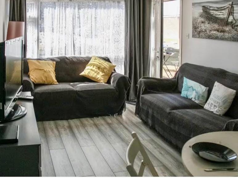 Norfolk Nest 2 bedroom chalet new media wall Campground/ 
RV Resort in Hemsby