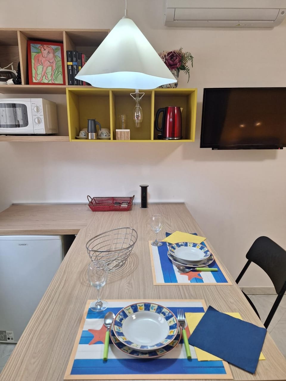 Dining area, Lunch, stove