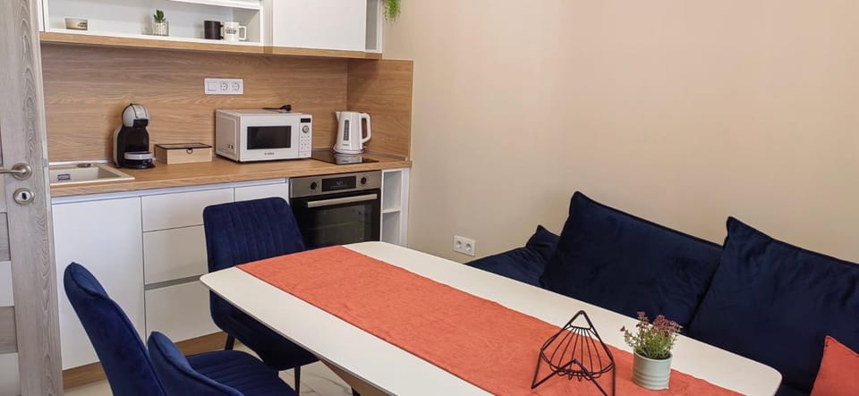 Coffee/tea facilities, Kitchen or kitchenette, Living room, oven