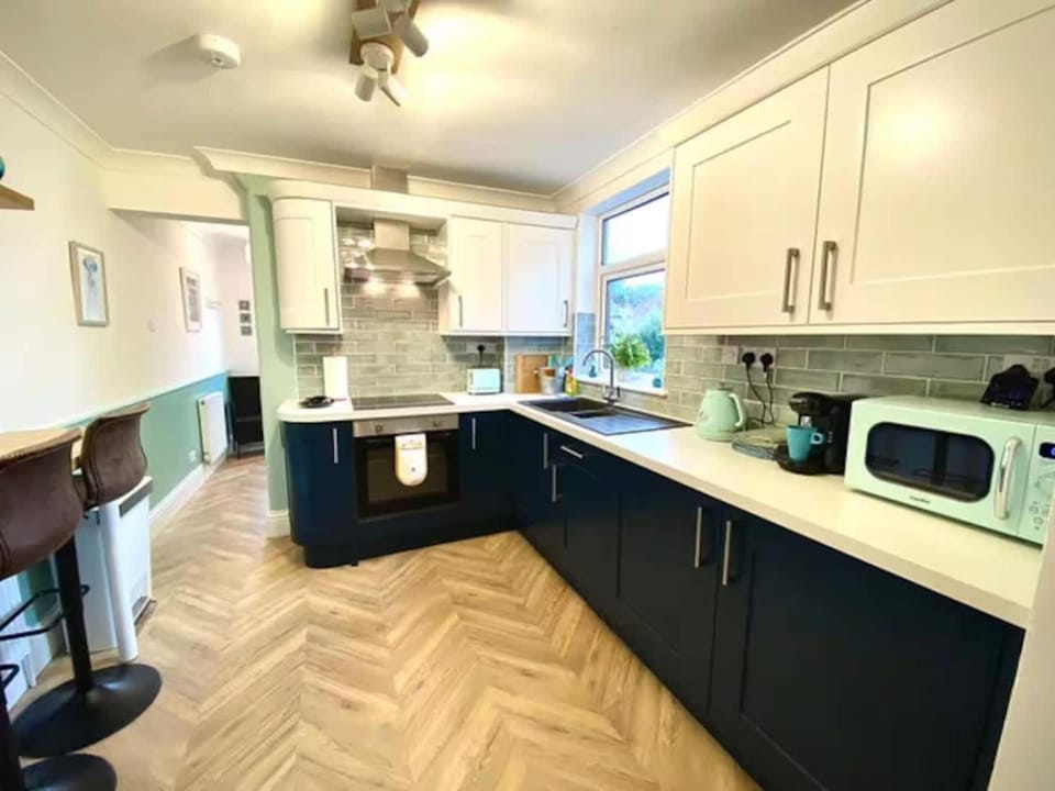2 Bedroom Apartment with Garden, Close to Beach House in Southend-on-Sea