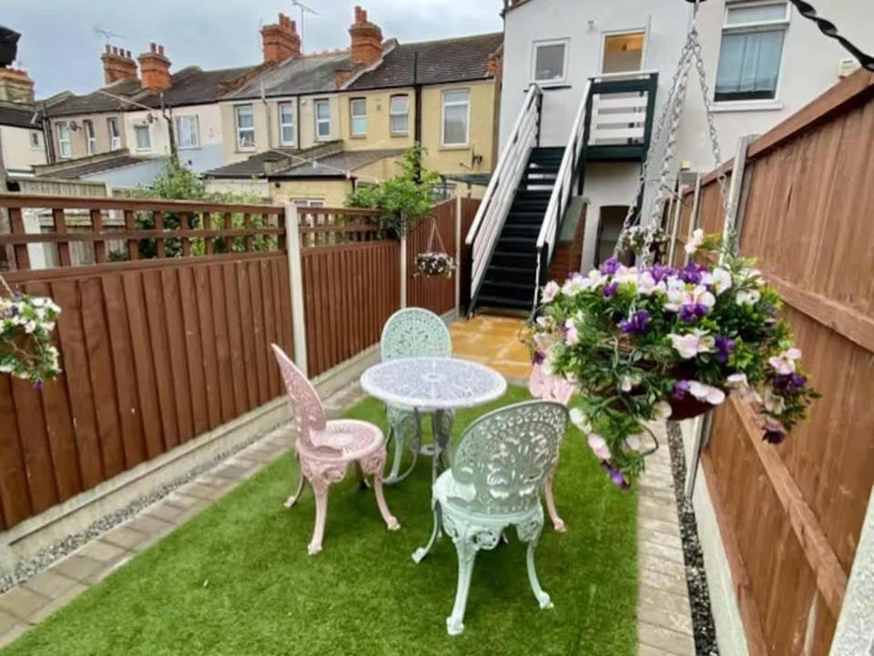 2 Bedroom Apartment with Garden, Close to Beach House in Southend-on-Sea