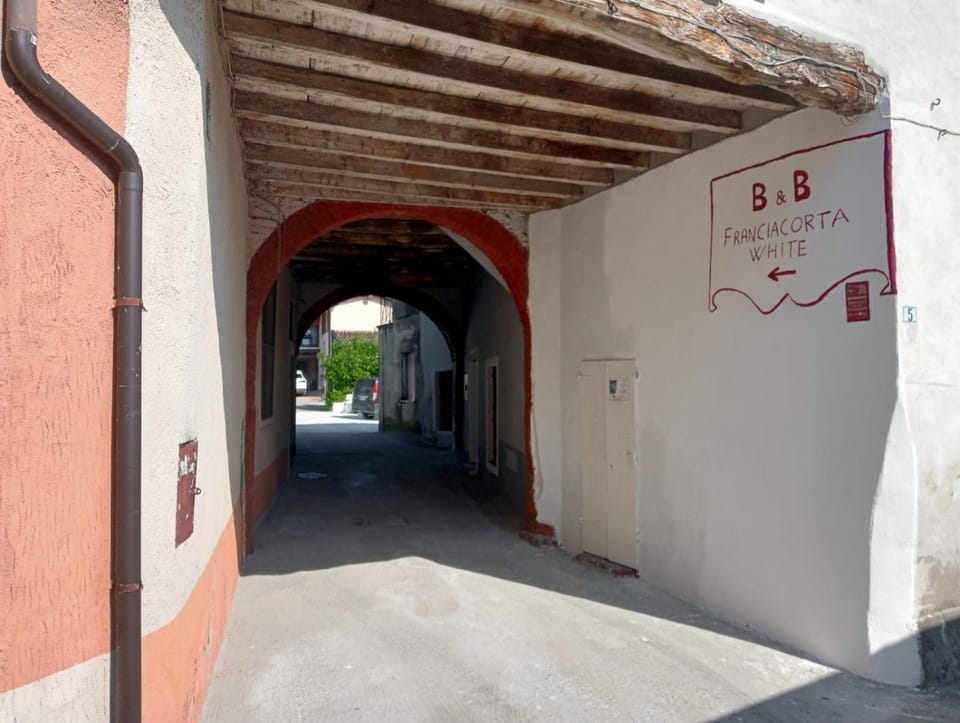 Franciacorta White Bed and Breakfast in Province of Brescia