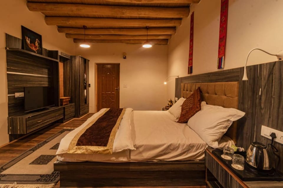 Bed, TV and multimedia, Photo of the whole room, Bedroom
