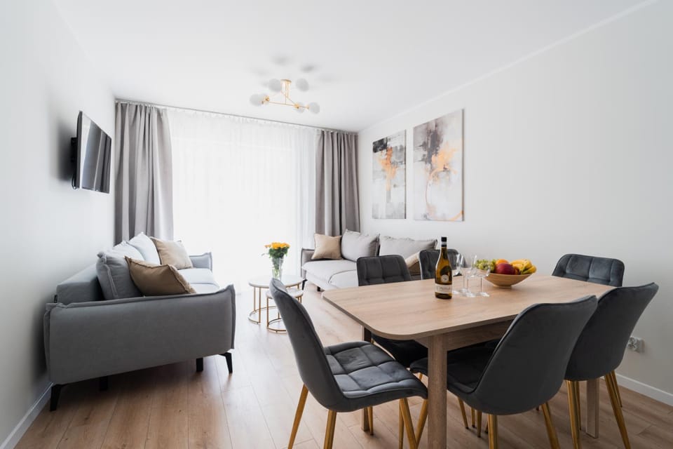 TV and multimedia, Living room, Seating area, Dining area