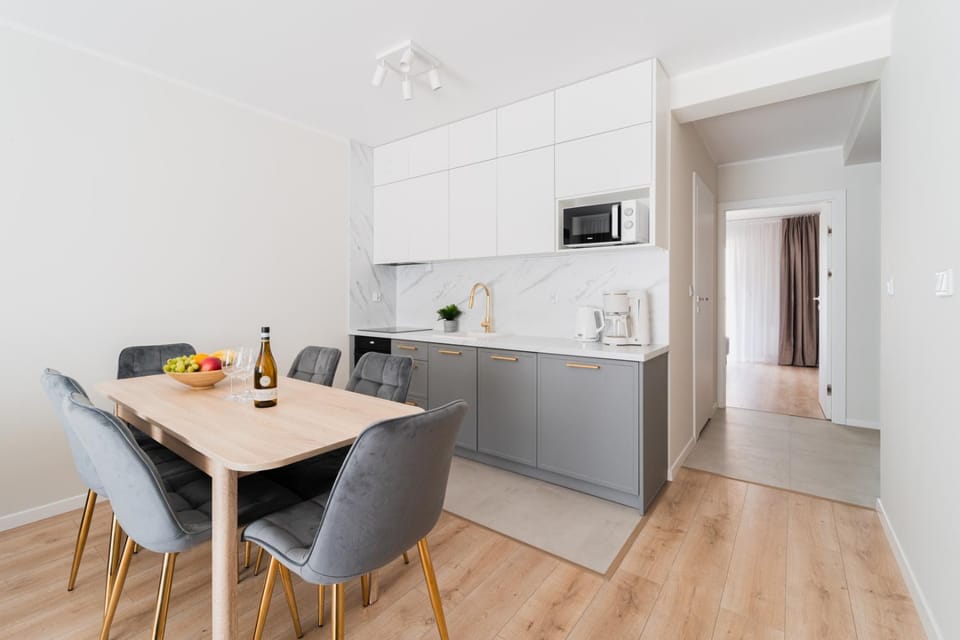 Coffee/tea facilities, Kitchen or kitchenette, Dining area, oven, stove