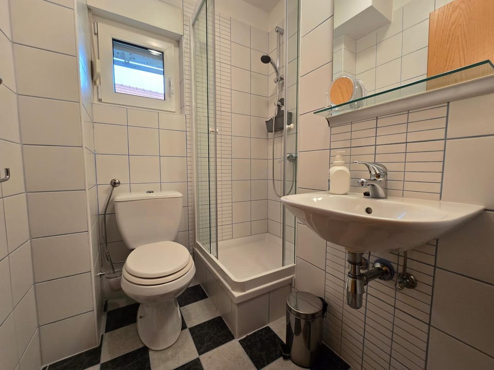 Toilet, Bathroom, towels