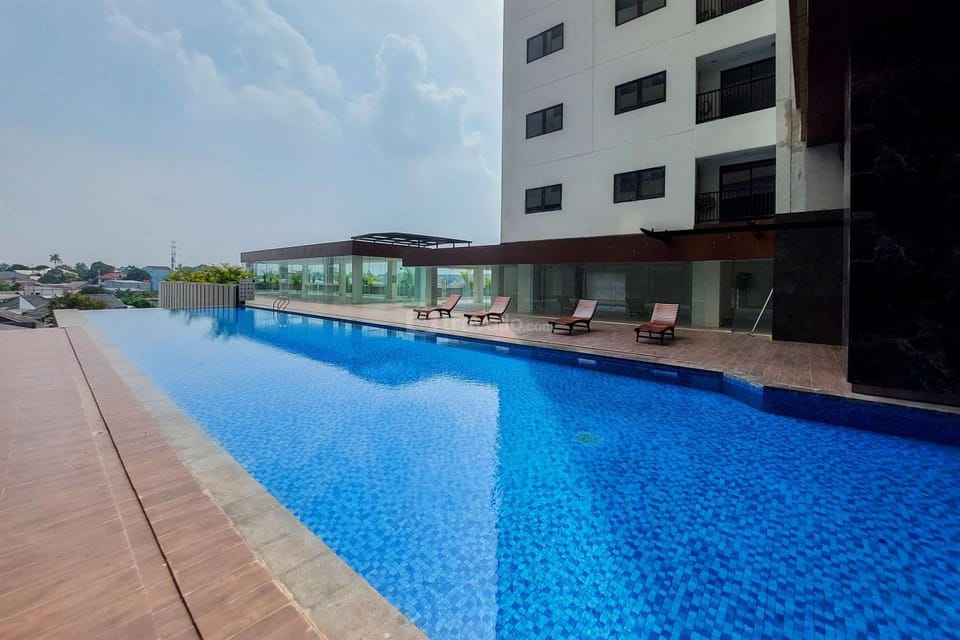Property building, Bed, Swimming pool