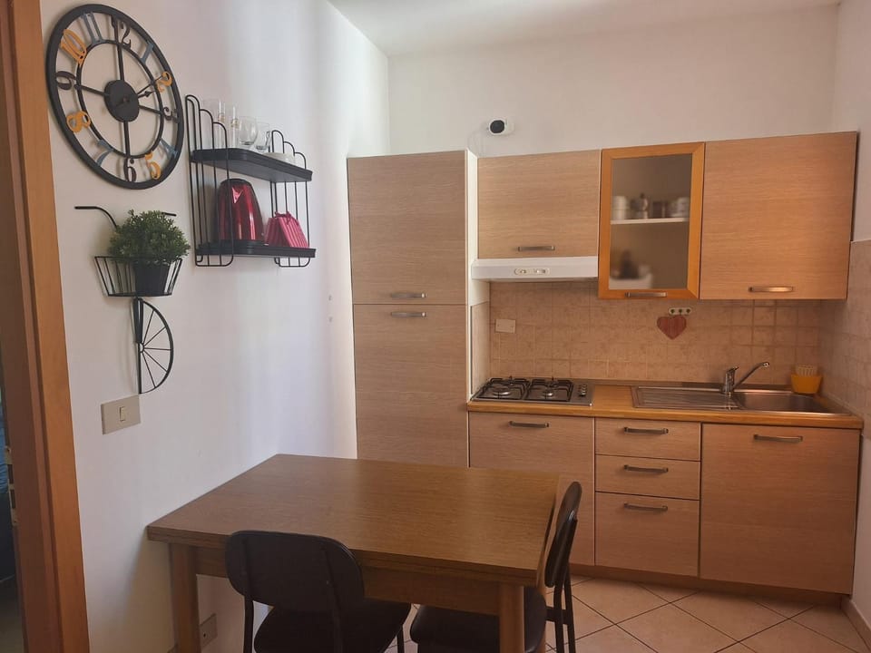 Coffee/tea facilities, Decorative detail, Seating area, Dining area, washing machine, kitchen, air conditioner