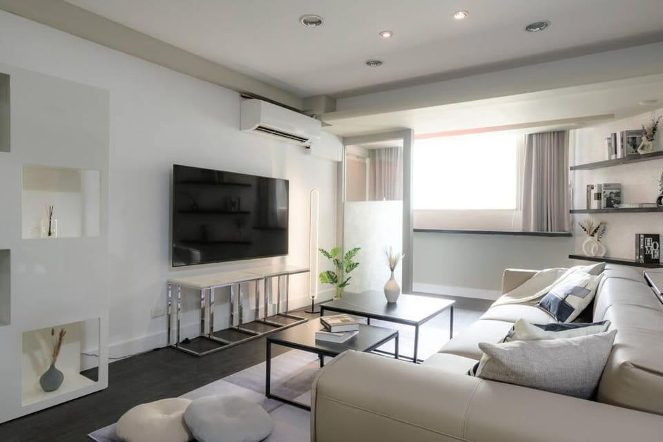 TV and multimedia, Seating area, air conditioner