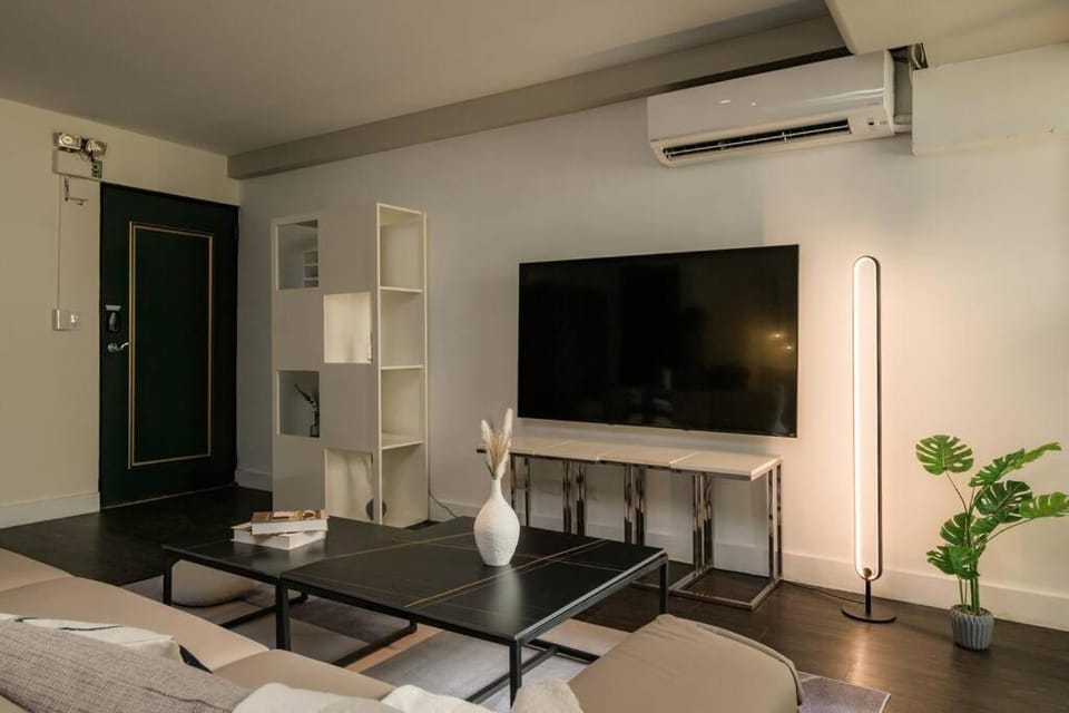 TV and multimedia, Living room, Seating area, air conditioner