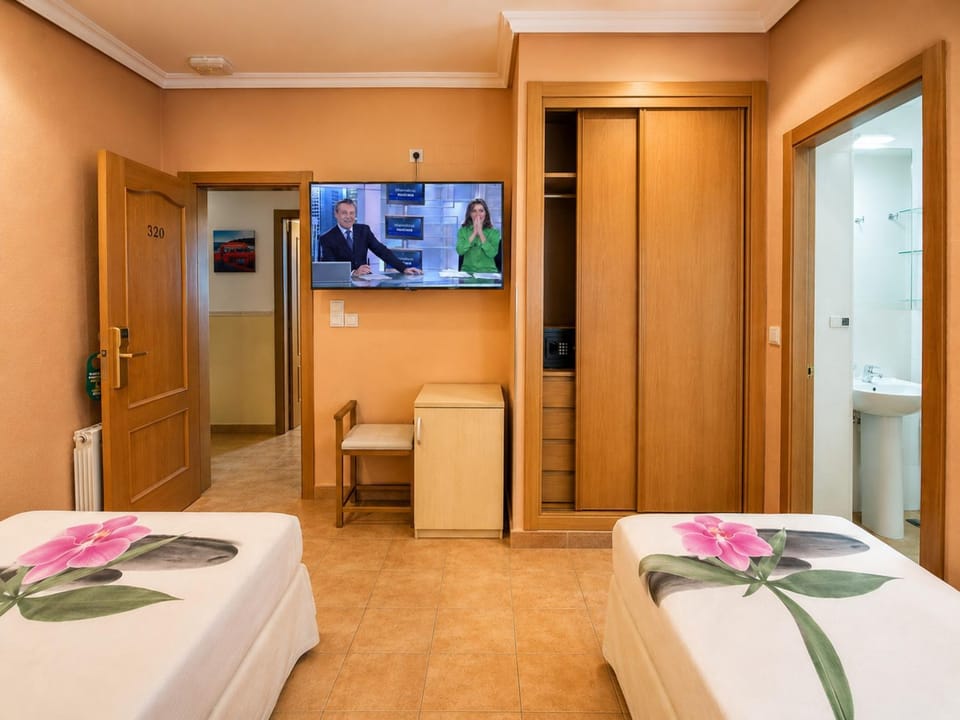 Bed, TV and multimedia, Bedroom, safe, towels, air conditioner, air conditioner