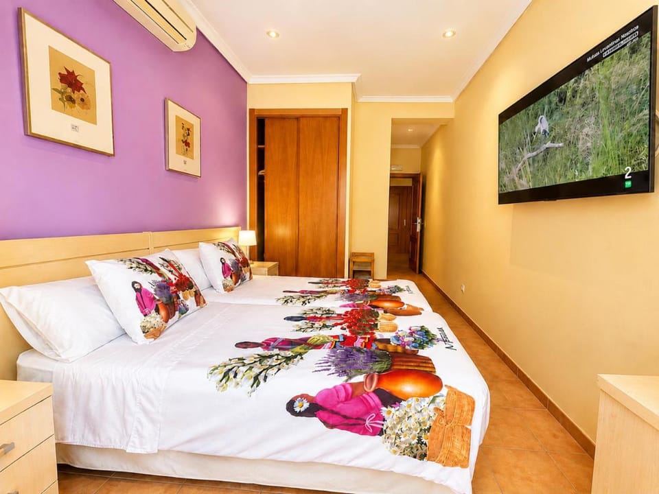 Bathroom, TV and multimedia, Decorative detail, heating, heating, towels, air conditioner